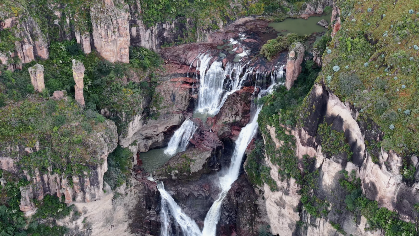 Imagen previa del video de Cascada Chorro del Agua Caliche