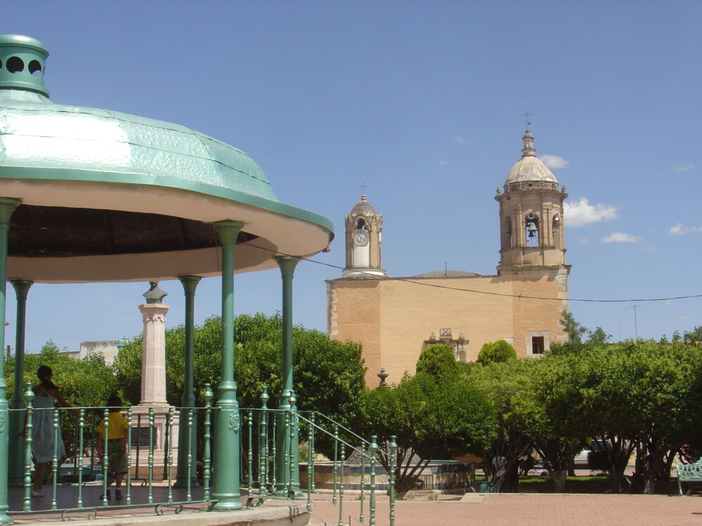Kiosco y Templo Parroquial de San Pedro Apóstol.